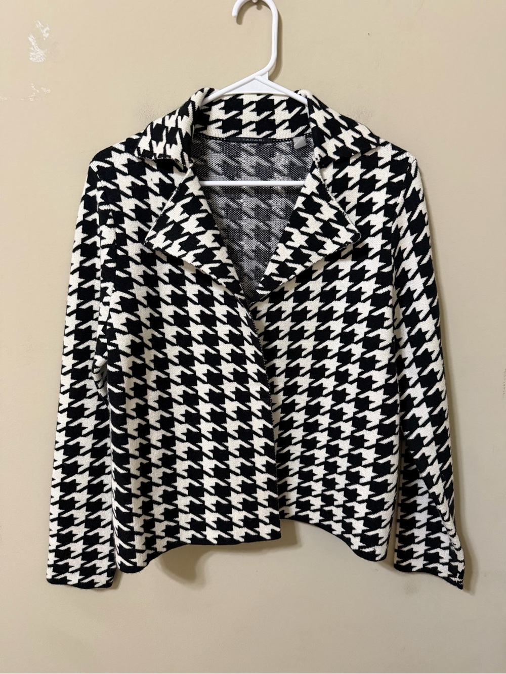 TTahari medium Black & White Houndstooth open front knit structured Jacket chic